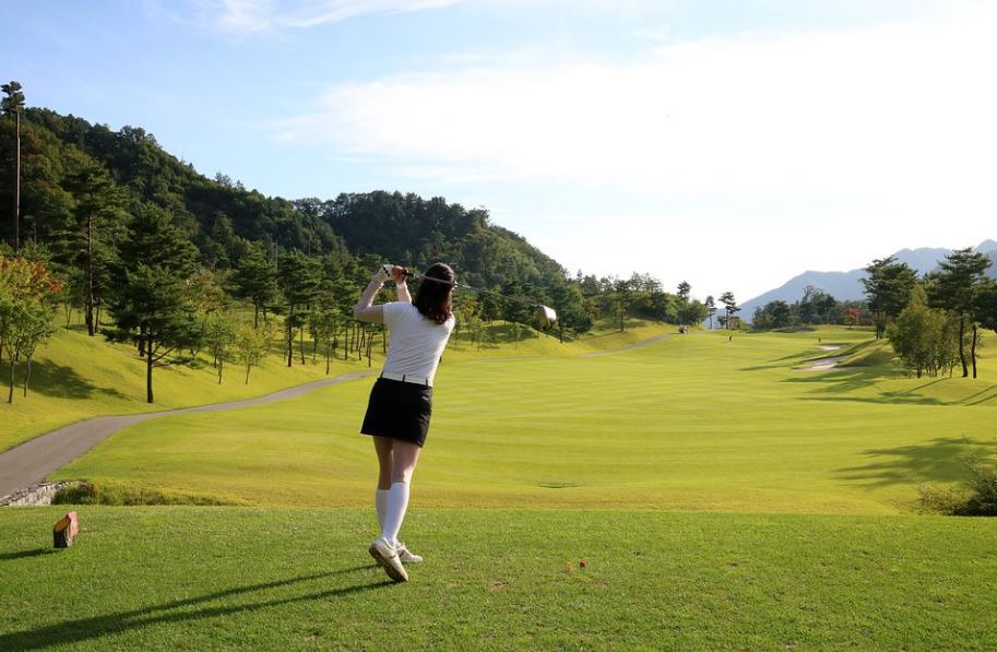 woman playing golf