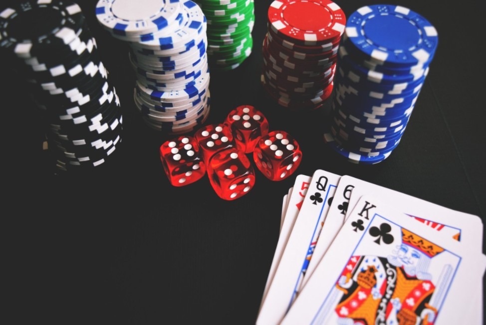 Playing Poker- Moving From Online Games To Real Life Casinos