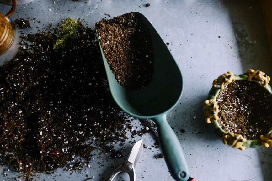 gardening-pots-soil-scoop-trowel