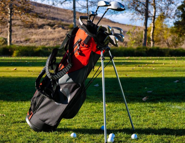a black and red golf bag